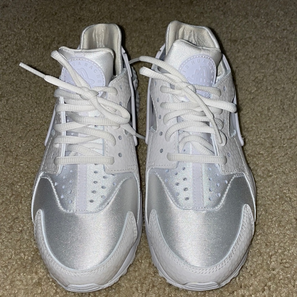 Women’s White HUARACHE Size 7